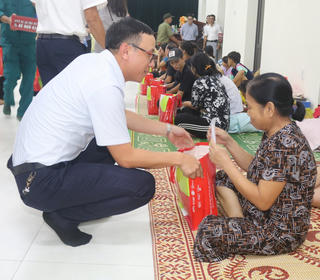 Hải Phòng: Tặng quà cho các hộ phải di dời, tạm lánh bão số 3