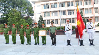 Cảnh sát hình sự Bình Dương nhận Huân chương Chiến công hạng Nhì