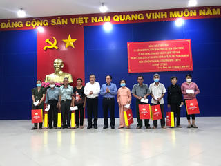 Phó Chủ tịch - Tổng Thư ký Lê Tiến Châu thăm, tặng quà các gia đình có công với cách mạng tại Tây Ninh