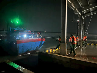 Quảng Trị: Ứng cứu thành công tàu cá đứt neo khi đang đậu Cửa Tùng