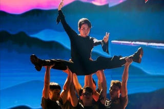 Mỹ Linh bay trên không, múa kiếm trong tiết mục 'Hai Đứa Trẻ'