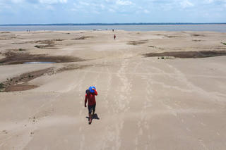 Cộng đồng ven sông Amazon mắc kẹt vì hạn hán