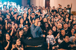 Khi nghệ sĩ biết tạo hào quang cho mình