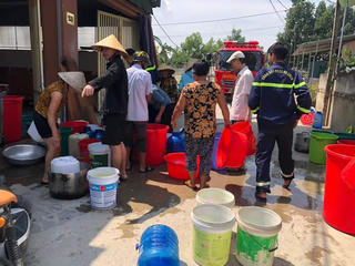 Hà Tĩnh: Hồ chứa nước cạn trơ đáy, địa phương huy động xe chuyên dụng chở nước cấp cho dân