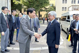 Ông Đỗ Văn Chiến thăm Đại học Khoa học Tokyo và giao lưu với sinh viên Việt Nam