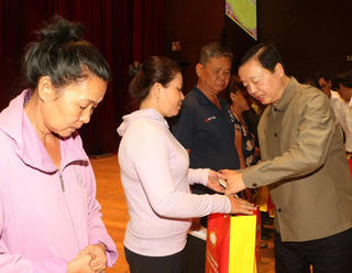 Phó Thủ tướng Trần Hồng Hà trao quà Tết hỗ trợ người nghèo tại Bình Dương
