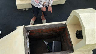 Quảng Ninh: Ăn trộm laptop rồi cất giấu trong nghĩa trang