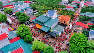 Nhộn nhịp chợ vải