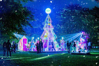 Giáng sinh rực rỡ sắc màu tại ‘khu rừng pha lê’ tuyết trắng Ecopark