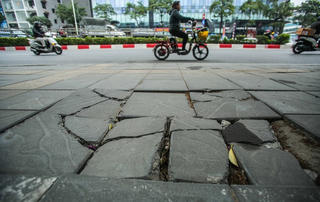 Lật lại việc lát đá vỉa hè