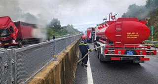 Xe chuyển phát nhanh bốc cháy trên cao tốc Đà Nẵng - Quảng Ngãi