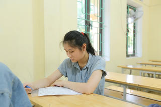 Nữ sinh khuyết tật được đặc cách tốt nghiệp nhưng vẫn tham gia thi