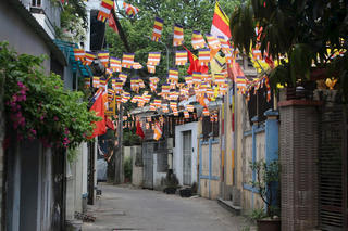 Huế: Rực rỡ cờ, hoa chào mừng Đại lễ Phật đản Vesak 2025