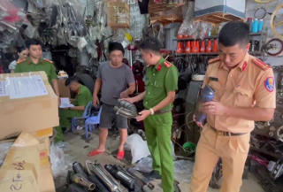 ‘Bất ngờ’ bên trong cơ sở sửa chữa và kinh doanh phụ tùng xe máy