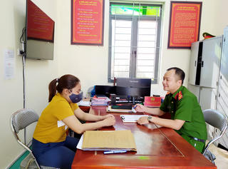 Bất ngờ nhận được 140 triệu đồng từ tài khoản lạ, người phụ nữ tìm người trả lại