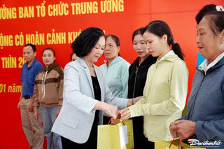 Thường trực Ban Bí thư Trương Thị Mai thăm, tặng quà cho hộ nghèo, công nhân dịp Tết