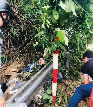 Cứu sống 2 cô giáo bị đất vùi lấp do sạt lở