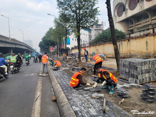 Hà Nội: Trước ngày dừng thi công, nhiều tuyến phố gấp rút hoàn thiện lát đá vỉa hè