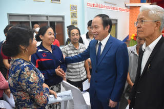 Ấm áp nghĩa tình kiều bào tại Lào