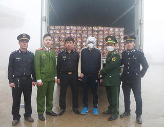 Bắt quả tang đối tượng dùng hộc tự chế dưới xe tải để cất giấu hơn 1 tạ pháo