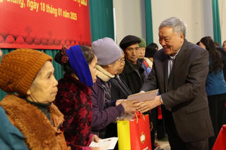 Phó Thủ tướng Thường trực Nguyễn Hòa Bình thăm, tặng quà Tết tại tỉnh Bắc Giang