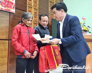 Lãnh đạo tỉnh Quảng Nam tặng quà Tết cho bà con vùng cao