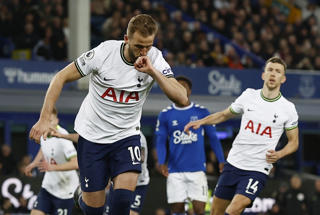 Tottenham 'đánh bật' MU khỏi top 4
