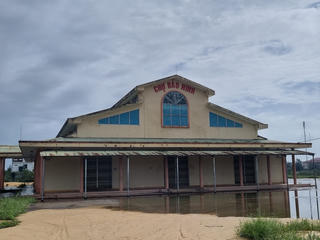 Quảng Bình: Chợ tiền tỷ bỏ hoang gần 10 năm, tiểu thương ra buôn bán ở lề đường