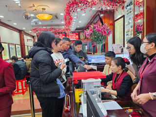 Nhiều người tranh thủ bán vàng trước ngày vía Thần Tài