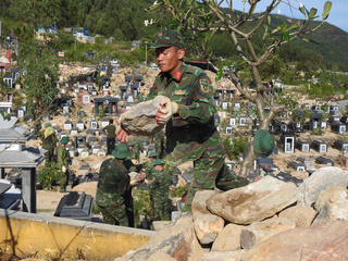 Đà Nẵng: Gần 1.000 cán bộ, chiến sĩ Quân khu 5 khắc phục sạt lở vùi lấp 610  ngôi mộ