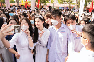 Á hậu Phương Nhi diện áo dài nền nã, về thăm trường nhân ngày khai giảng