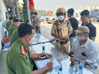 Kiểm tra, test nhanh ma túy đối với nhiều tài xế xe đầu kéo tại cảng Phú Hữu