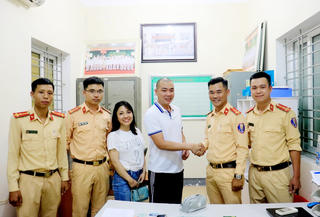 Nhặt được ví tiền, tổ tuần tra CSGT trao tận tay người đánh rơi