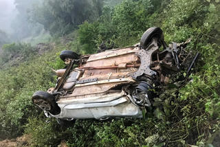 Xe taxi bất ngờ rơi xuống vực sâu khiến 3 người bị thương nặng