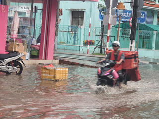 Bạc Liêu: Người dân chật vật di chuyển sau mưa lớn