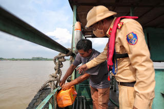 CSGT đường thủy kiểm tra, nhắc nhở tàu thuyền trước mùa mưa bão