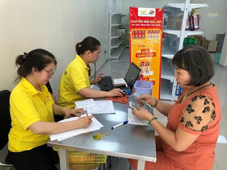 T.P Hồ Chí Minh: Đẩy mạnh chi trả lương hưu, trợ cấp xã hội qua tài khoản