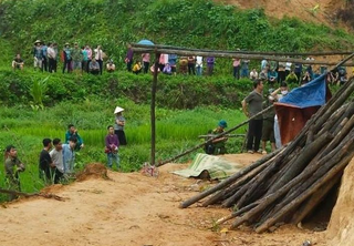 Hòa Bình: Hai vợ chồng tử vong bất thường trên đường đồi Kèo Kìa
