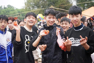 Phiên chợ ném cà chua độc đáo ở xứ Thanh