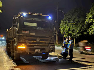 Nhiều xe quá tải bị xử lý trong đêm