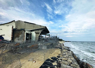 Bờ biển Cửa Đại: Sạt lở đe dọa từng ngày