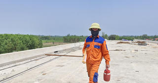Niềm vui lao động trên cao tốc Vạn Ninh - Cam Lộ trong dịp lễ 30-4 và 1-5