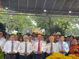 Chủ tịch Đỗ Văn Chiến dự lễ dâng hương tưởng nhớ đồng chí Huỳnh Tấn Phát 