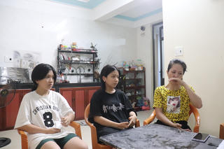 Cặp song sinh cùng đỗ chuyên Lam Sơn, người mẹ nghèo vừa mừng vừa lo