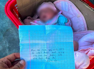 Quảng Nam: Phát hiện bé trai 10 ngày tuổi bị bỏ rơi bên đường