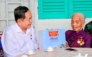 Chủ tịch Quốc hội Trần Thanh Mẫn thăm, tặng quà tri ân người có công TP Cần Thơ