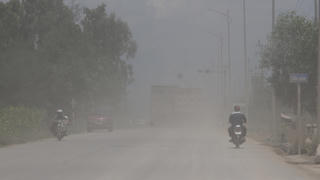 Quảng Ngãi: Dân bức xúc vì xe chở đất, đá