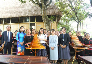 Phu nhân Thủ tướng Việt Nam và Nhật Bản thăm Làng Văn hóa-Du lịch các dân tộc