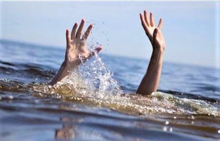 Cháu bé 2 tuổi tử vong thương tâm dưới mương nước