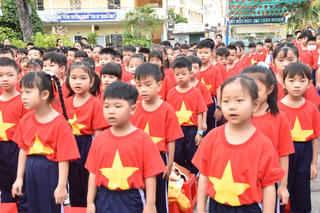 Hơn 1.000 học sinh Bạc Liêu tự hào mặc áo cờ đỏ sao vàng hát quốc ca